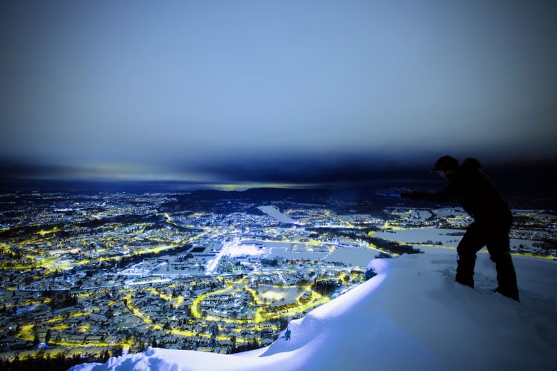 Utsikt fra Kolsåstoppen med meg som lyser nedover.