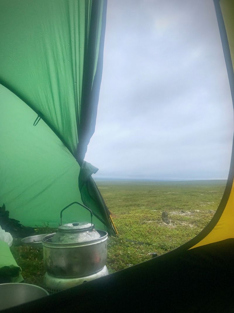 Utsikt fra telet til Magne. Han kokte også kaffe i teltet denne dagen.