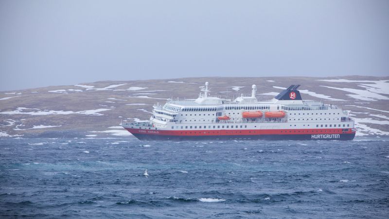 Hurtigruten måtte avbryte innseiling til Vardø. Det var altfor mye vind og de fikk slagside når de forsøkte å snu styrbord side opp mot vinden.