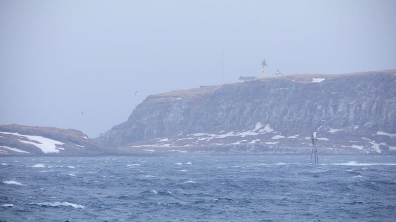 Her ser vi hvor utsatt fyret ligger på toppen av Hornøya. Vinden var opp mot 28,9 m/s i kastene.